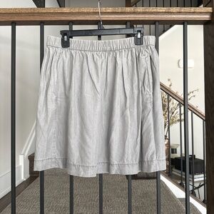 Women’s gray skirt with pockets